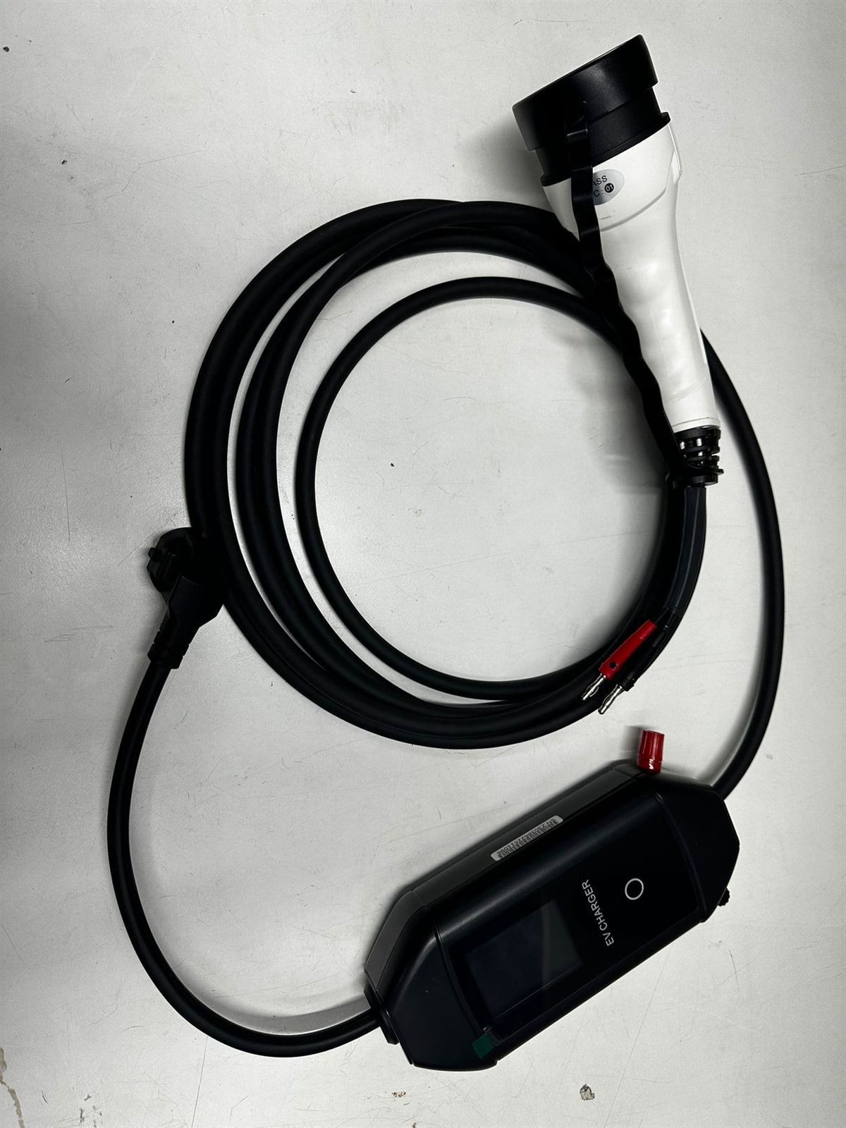 Cargador Portátil para VEs y PHEVs Modo 2 (3,5kW) con borneras para osciloscopio. - Imagen 1