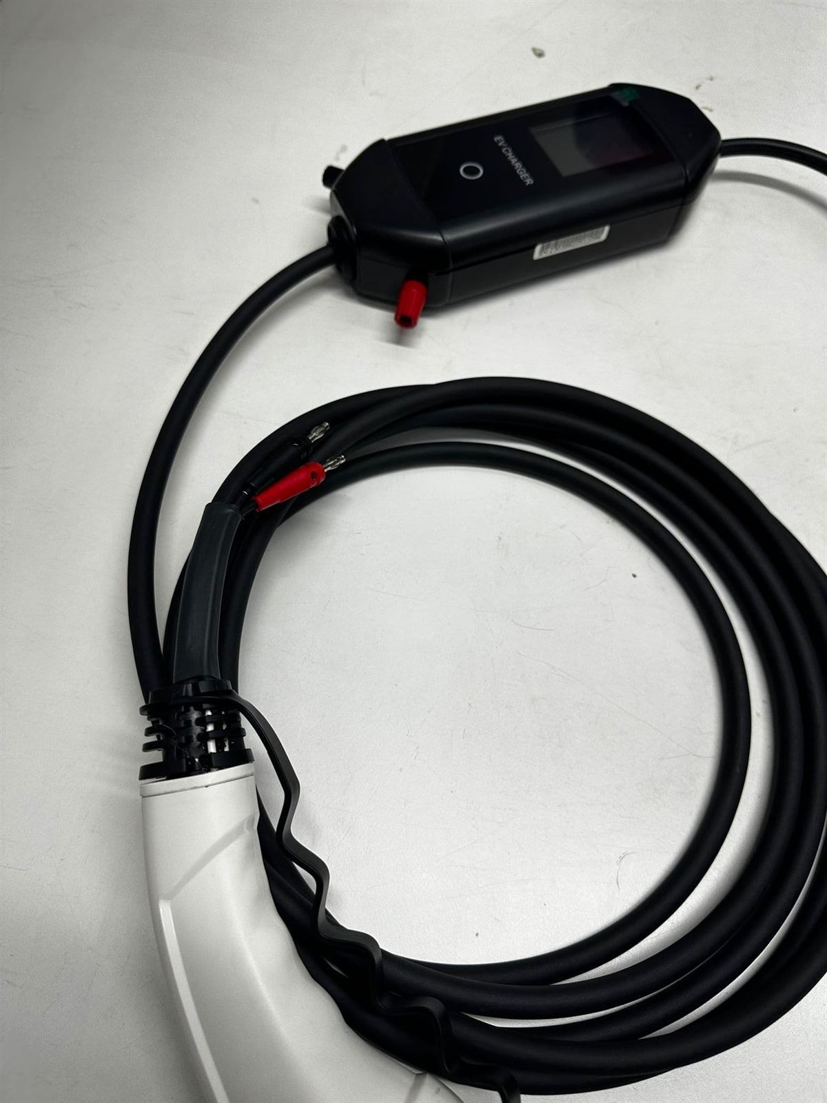 Cargador Portátil para VEs y PHEVs Modo 2 (3,5kW) con borneras para osciloscopio. - Imagen 3