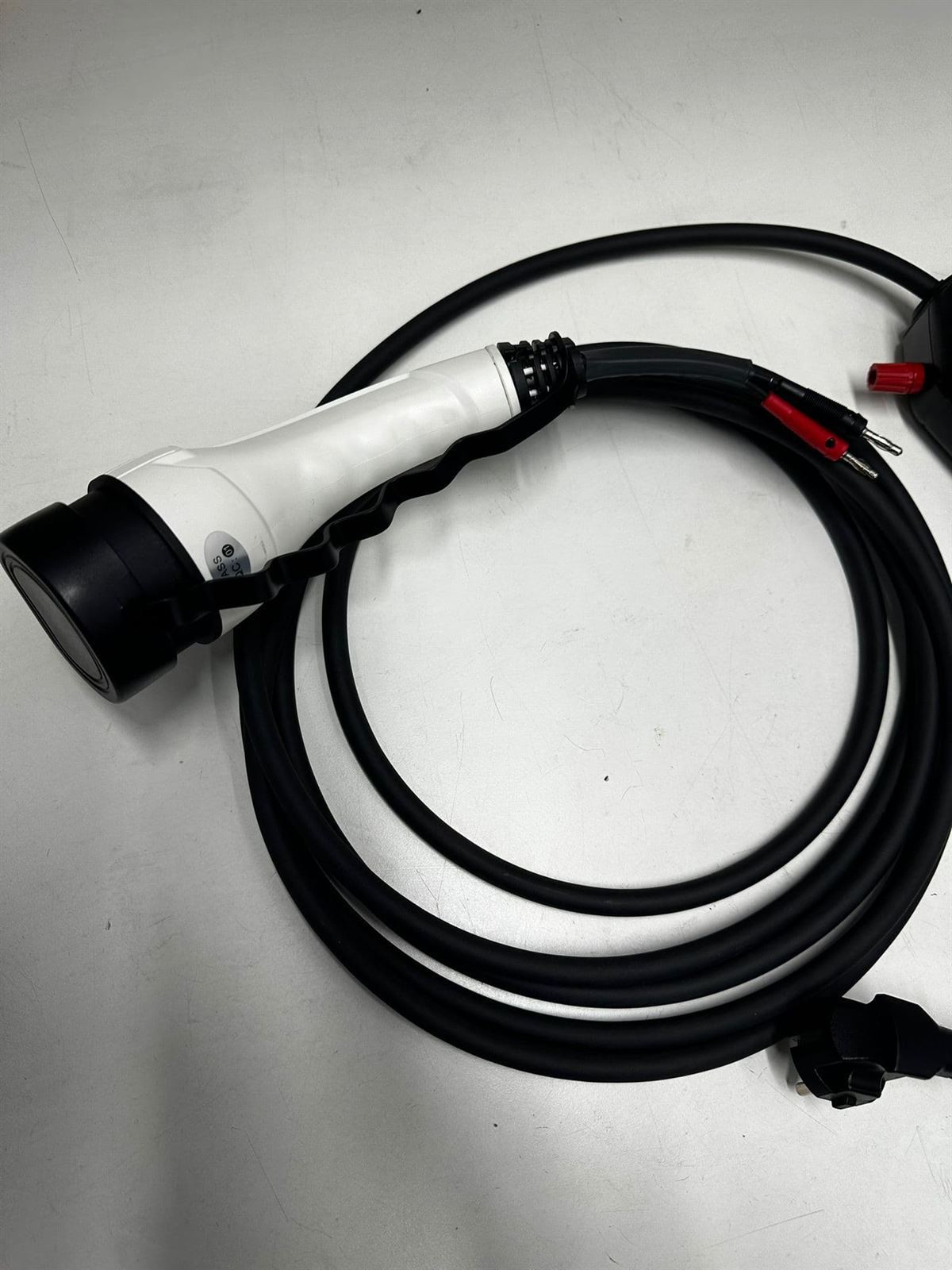 Cargador Portátil para VEs y PHEVs Modo 2 (3,5kW) con borneras para osciloscopio. - Imagen 4